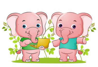 Çift fil açıklama yapıyor ve portatif dizüstü bilgisayarı çizim bahçesinde tutuyor.