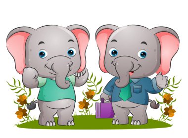 Derli toplu fil, güzel bir tişörtle ofisten çıkıyor.