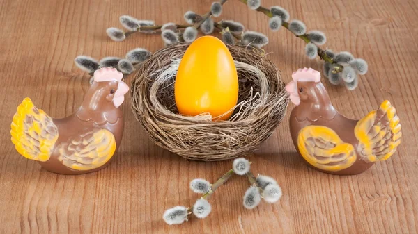 Čokoládové slepice a vejce v hnízdě. Velikonoční dekorace — Stock fotografie