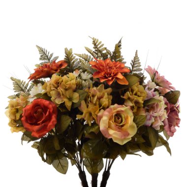 Beyaz arkaplanda izole edilmiş bir buket yapay çiçek. 