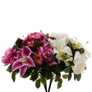 Beyaz arkaplanda izole edilmiş bir buket yapay çiçek. 