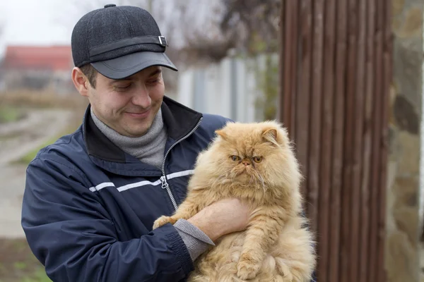 Il proprietario e il suo amato gatto . — Foto Stock