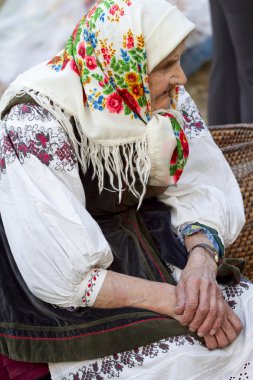 Yaşlı bir kadın çalışma elinde yorgun.