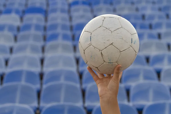 Klasická kožená fotbalový míč a hráč na ruce. — Stock fotografie