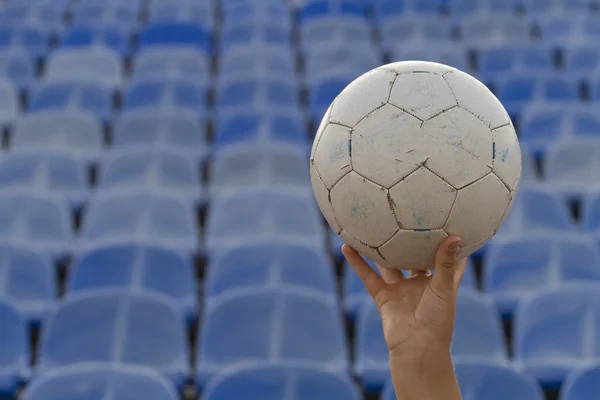 Pallone da calcio vecchio e a mano . — Foto Stock