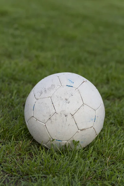 Pallone da calcio classico su erba verde primo piano . — Foto Stock