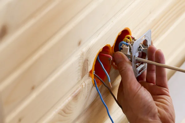 Trabajos de instalación de enchufes eléctricos . —  Fotos de Stock