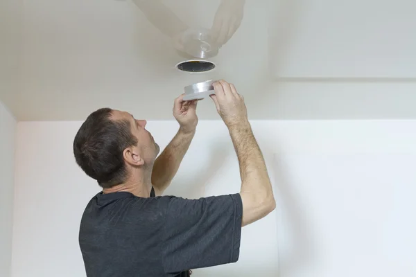 Elektrikçiler düzgünce asma tavan spot ayarlar.