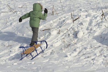 Bir kızak çocukla.