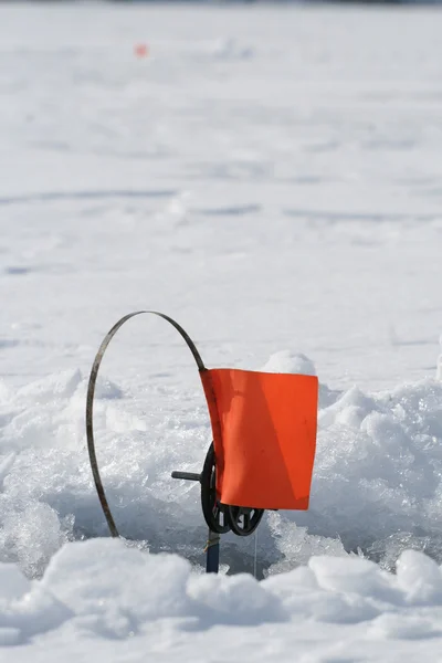 Uma pesca de inverno em gelo de rio . — Fotografia de Stock