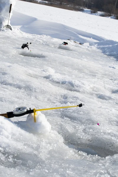 Varas de pesca sobre buracos na pesca no gelo . — Fotografia de Stock