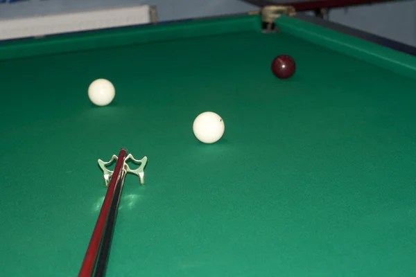 Cue rests on the table Russian billiards. — Stock Photo, Image