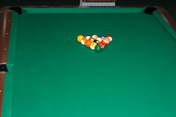 Pyramid of colorful balls on the billiard table. — Stock Photo, Image