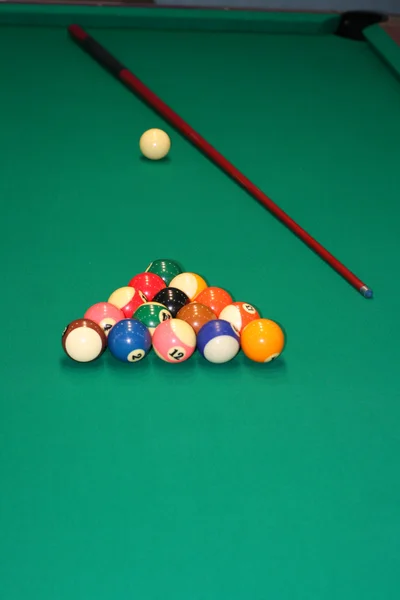 En pyramid av bollar på biljard bordet innan spelet. — Stockfoto