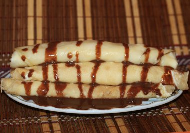 Süzme peynir ile çikolata ile Pancakes.