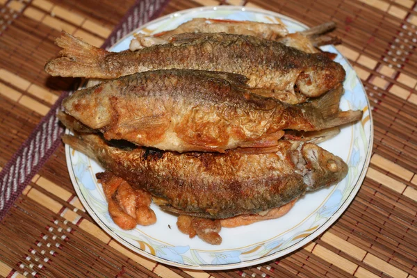 Assiette avec poisson grillé . — Photo