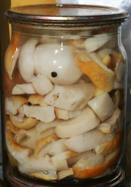 Nakládané houby v sklenice. — Stock fotografie