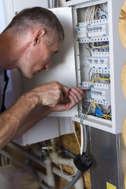 Elektrikçi bağlanmak güç kaynağı için güç kartı.