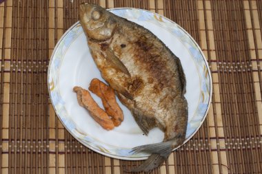 Kızarmış nehir balığı.