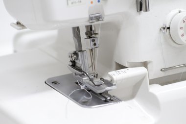 Makine overlok.