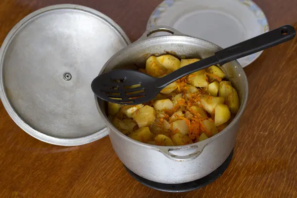 Batatas cozidas em um caldeirão de ferro fundido . — Fotografia de Stock