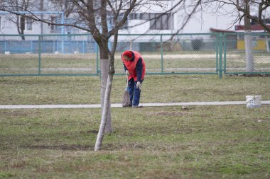 Parça süpürme hizmetli.