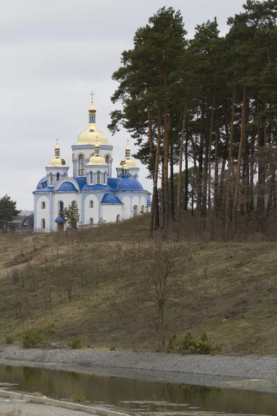 Iglesia ortodoxa con cúpulas azules y doradas al sol . —  Fotos de Stock