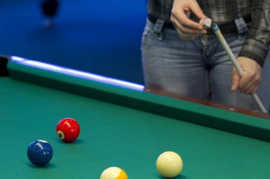 Tebeşir ve oyuncunun elinde isteka.