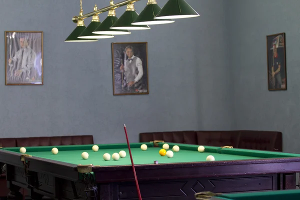 Rus bilardo topları tablo ile büyük Bilardo masası.