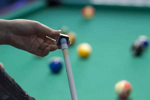 Chalk and cue in the hands of the player. — Stock Photo, Image