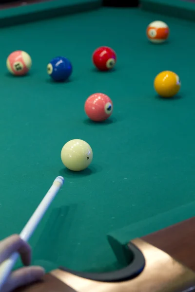 Billardspiel am grünen Tisch. — Stockfoto