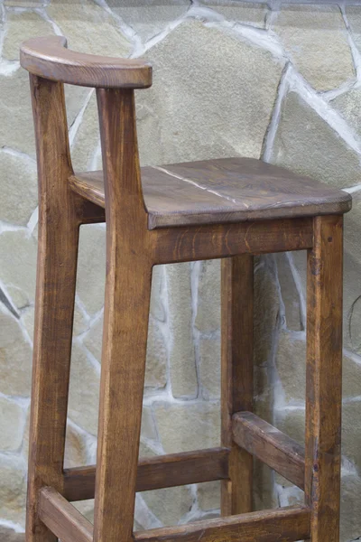 Tabouret de bar dans un mur de pierre . — Photo