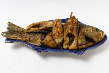 Fried sazan balık için bir plaka üzerinde.