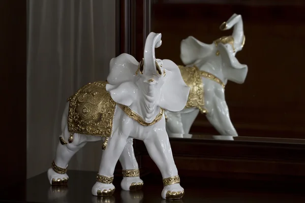 Estatua de porcelana de un elefante con patrón de oro para la decoración de interiores . —  Fotos de Stock