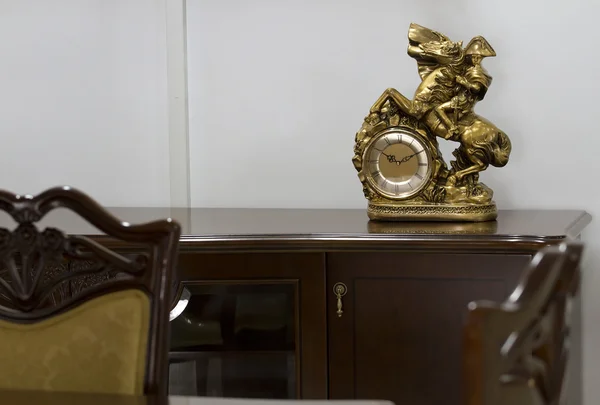 Horloge dorée de bureau dans un style classique . — Photo