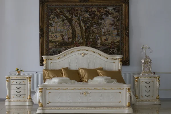 Beyaz yatak odası klasik bir tarzda.