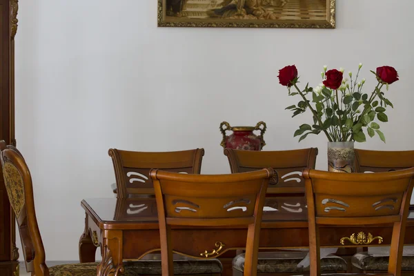 餐桌上的花瓶里的红玫瑰. — 图库照片#