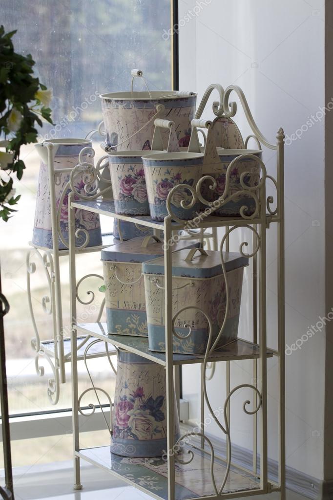 Muebles de hierro forjado en el comedor en colores pastel — Fotos de