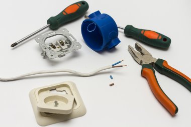 Elektrikçi araçları, kablo, kutu yükleme için yuva ve yakın çekim yüklemeden önce sökülüp çıkış.