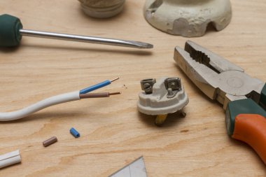Elimden kablo ve Işık Ampüller için seramik kartuş kısmı.