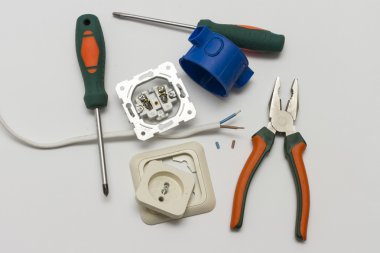 Elektrikçi araç kutusu yükleme için yuva ve soket sökülmüş.