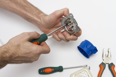 Teller 220 V elektrik prizine bağlayın.