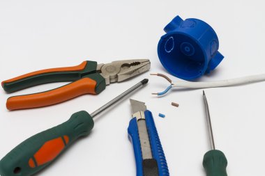 Elektrikçi araçları beyaz bir arka plan üzerinde.