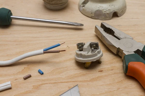 Elimden kablo ve Işık Ampüller için seramik kartuş kısmı.