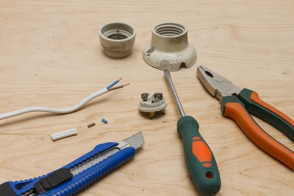 Elektricien tools, kabel en keramische cartridge voor gloeilampen. — Stockfoto