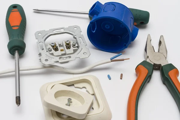 Elektrikçi araç kutusu yükleme için yuva ve soket yakın çekim beyaz arka plan üzerinde patladı.