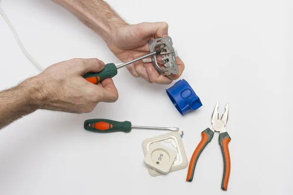 Teller 220 V elektrik prizine bağlayın.