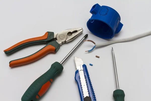 Elektricien tools en een doos voor de montage van sockets. — Stockfoto