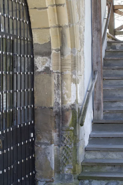 Puertas de hierro forjado en el antiguo castillo . —  Fotos de Stock