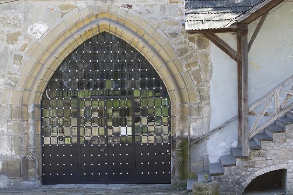 古い城での錬鉄製の門. — ストック写真